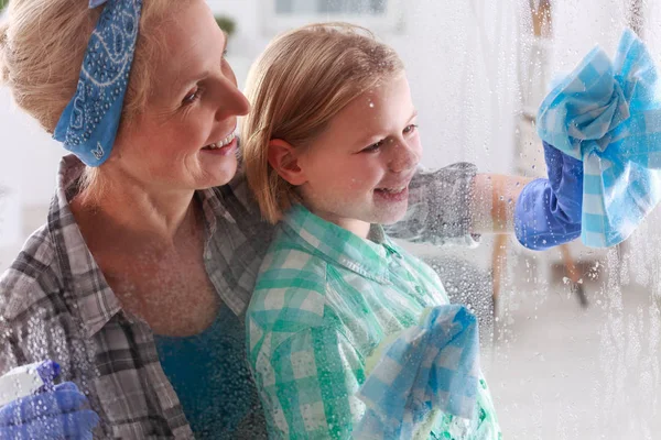 Tochter hilft ihrer Mutter — Stockfoto