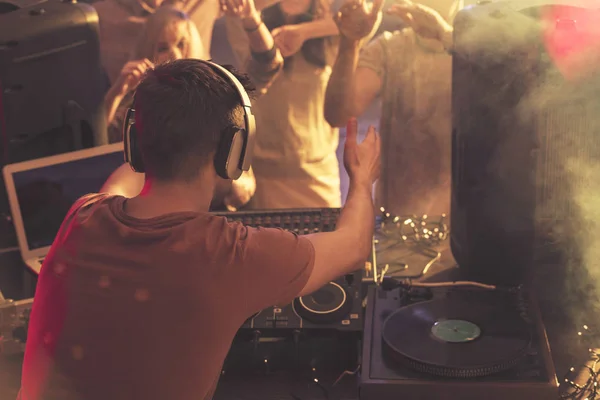 DJ het publiek opwarmen — Stockfoto