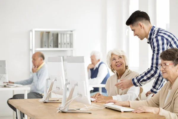 Handledare förklara uppgiften till senior — Stockfoto