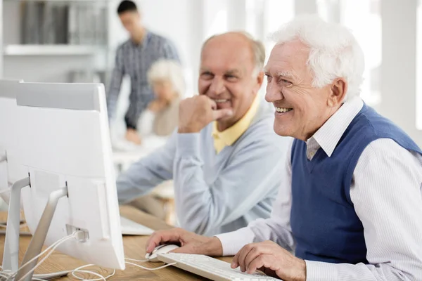 Senior mannen met behulp van computer — Stockfoto