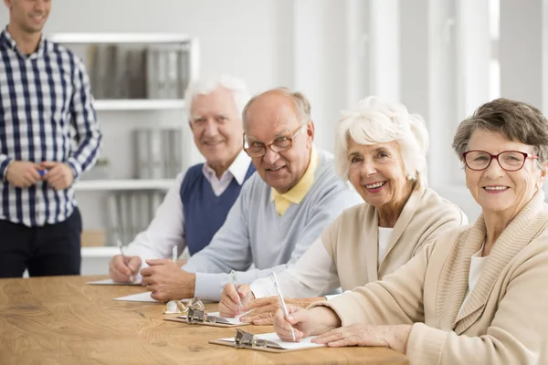 Grupo de personas mayores felices — Foto de Stock