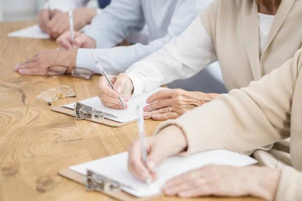 Mayores tomando notas — Foto de Stock