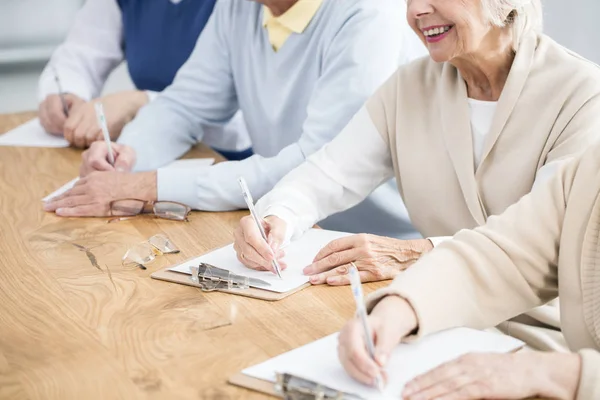 Äldre personer under föreläsning — Stockfoto