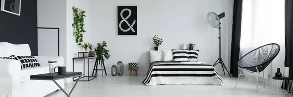 Zwart-wit slaapkamer — Stockfoto
