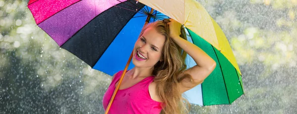 Jeune femme avec parapluie coloré — Photo