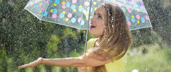 Chica rubia durante la lluvia caliente — Foto de Stock