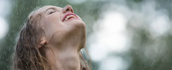 Jovem mulher desfrutando de chuva — Fotografia de Stock