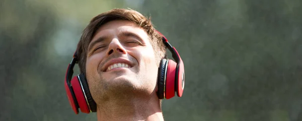 Homem bonito ouvindo música — Fotografia de Stock