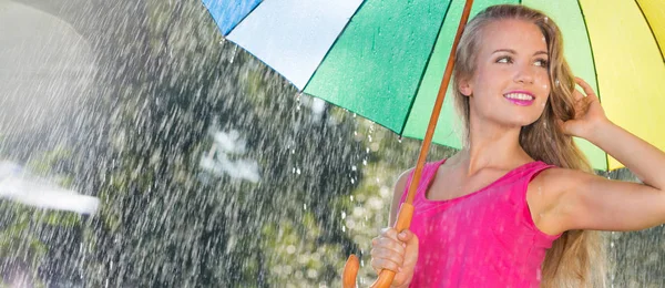 Blonde fille sous parapluie coloré — Photo