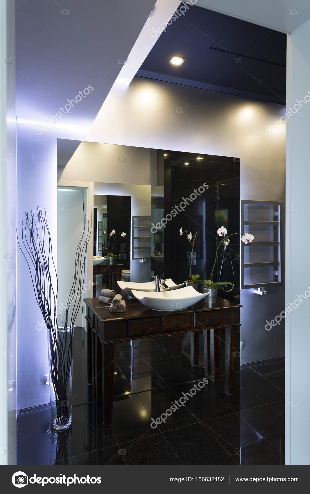 Badkamer met zwarte tegels — Stockfoto © photographee.eu #156632482 Badkamer met zwarte tegels — Stockfoto © photographee.eu #156632482