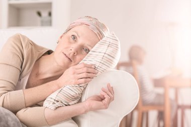 Kanepede uzanan kadın