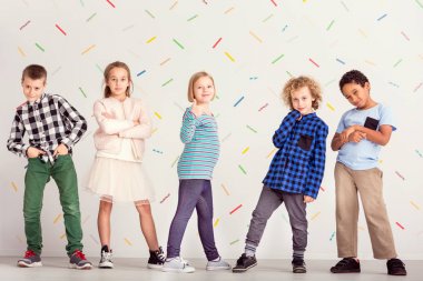 Sırada bekleyen çocuklar