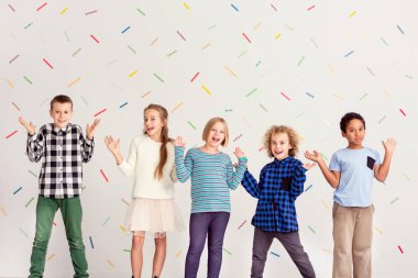 Eller yukarı çocuklarla