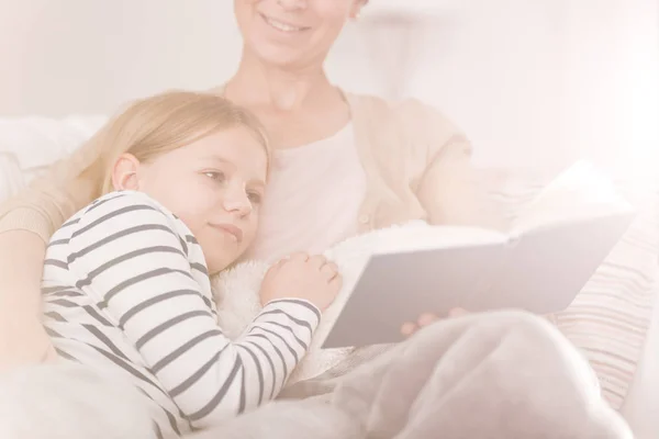 Mom reads daughter — Stock Photo, Image