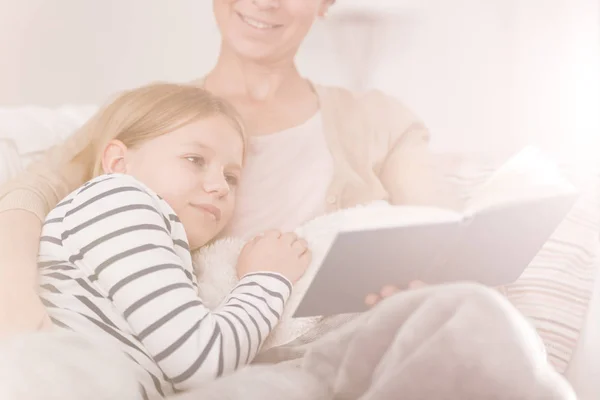 Mama Córka otrzymuje brzmienie — Zdjęcie stockowe