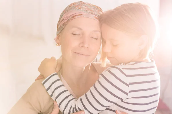 Abrazando madre e hijo —  Fotos de Stock