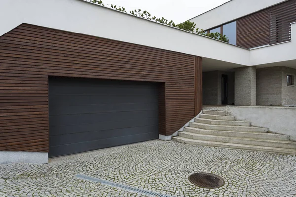 Houten garage in de tuin — Stockfoto