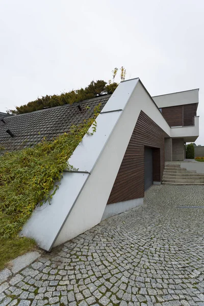 Garaj ile eğimli çatı