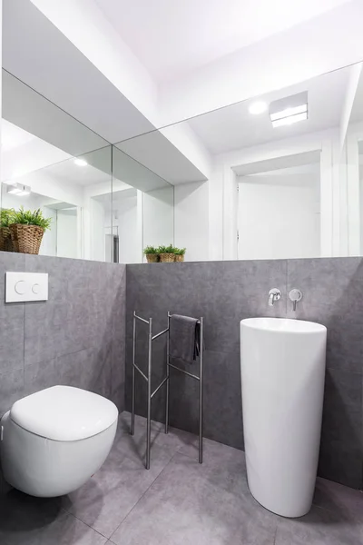 Baño moderno y minimalista con azulejos grises — Foto de Stock