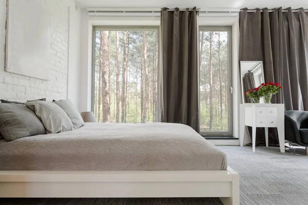 Bekväma king size-säng i ett rymligt sovrum — Stockfoto