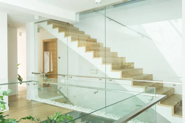 Brillante pasillo con escaleras minimalistas de madera — Foto de Stock