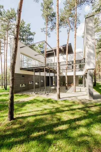 Moderne villa i skoven - Stock-foto