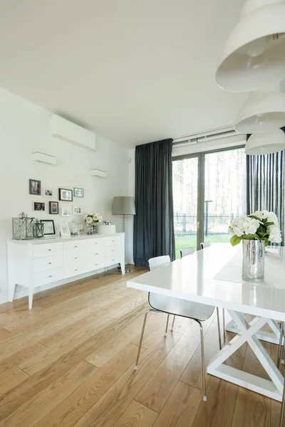 Esszimmer mit minimalistischem Tisch — Stockfoto