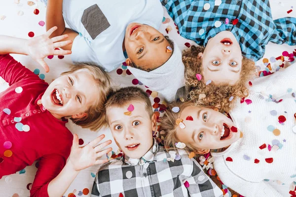 Kinderen liggen samen — Stockfoto