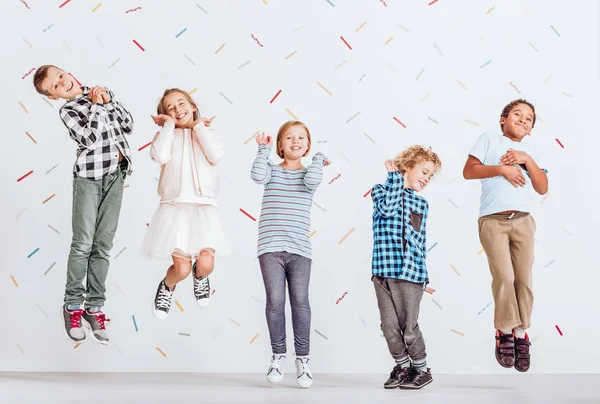 Niños pequeños saltando —  Fotos de Stock