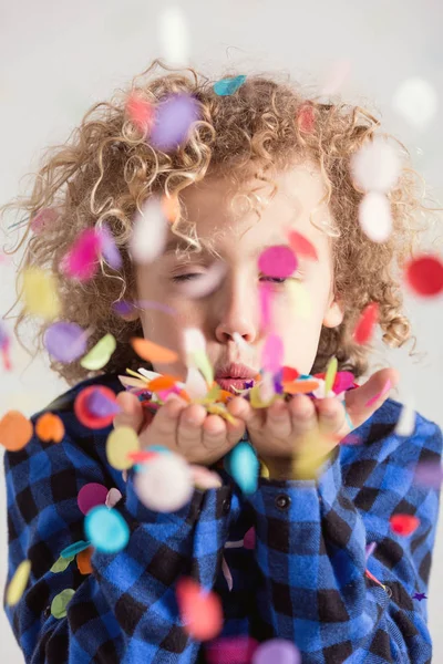 紙吹雪を吹く少年 — ストック写真