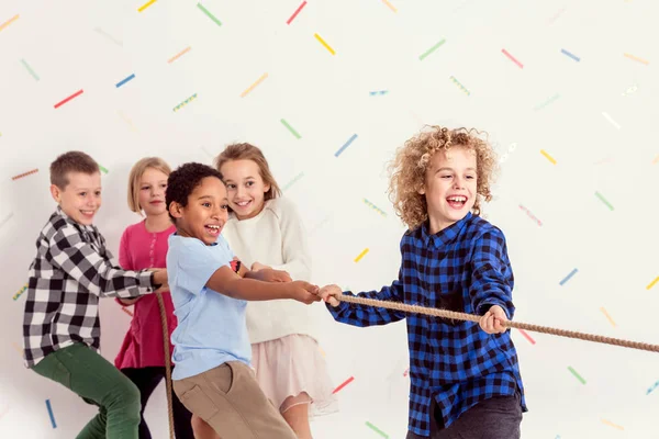 Niños tirando de una cuerda —  Fotos de Stock