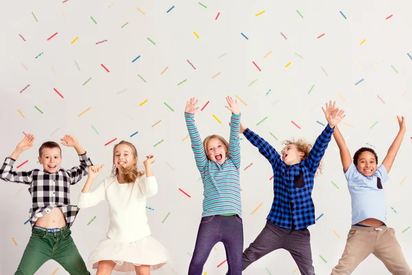 Niños saltando y riendo —  Fotos de Stock