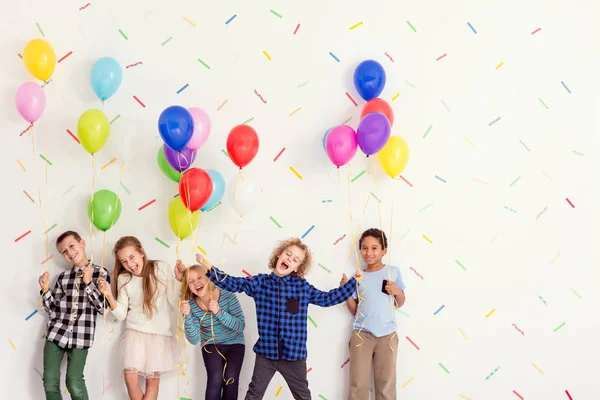 Счастливые дети с воздушными шарами — стоковое фото