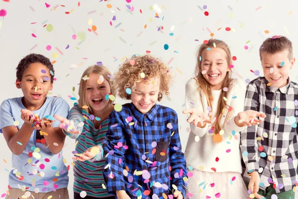 Kinderen vangen confetti — Stockfoto