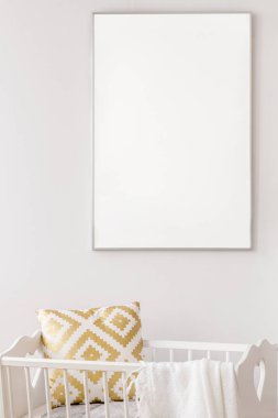 Beyaz poster mockup Bebek beşiği üzerinde