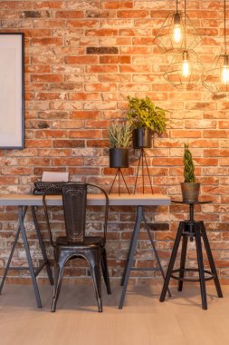 Poster mockup tuğla duvar