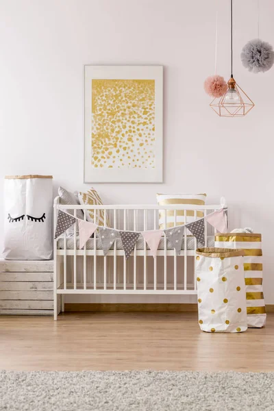 Affiche motif doré chambre bébé — Photo