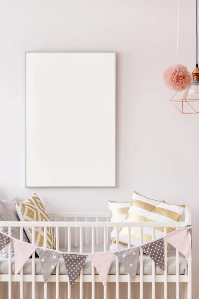 Babywieg met witte poster mockup — Stockfoto