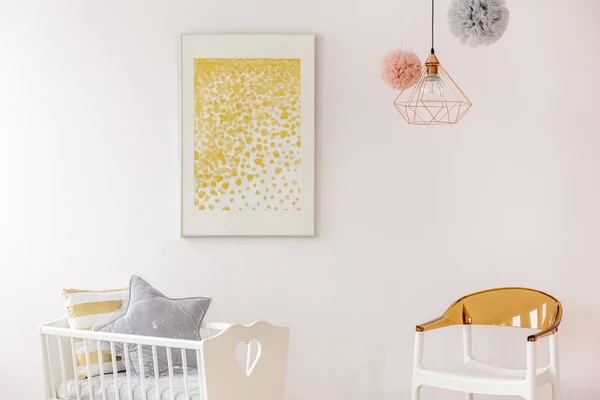 Gouden accenten met pasgeboren kamer decor — Stockfoto