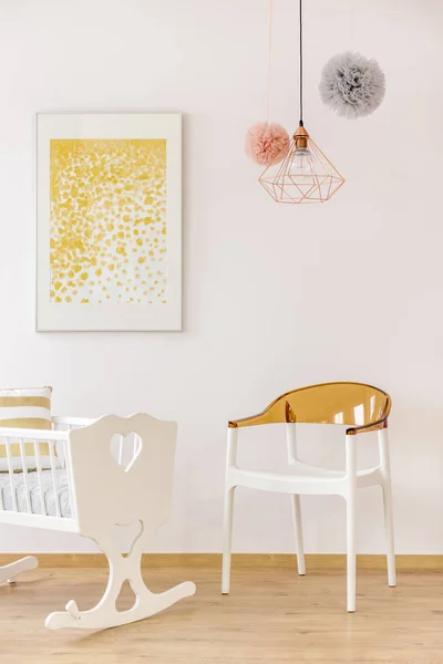 Golddekor Kinderzimmer mit Poster — Stockfoto