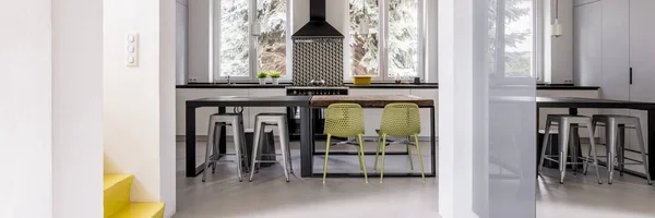 Gele trap en moderne keuken — Stockfoto