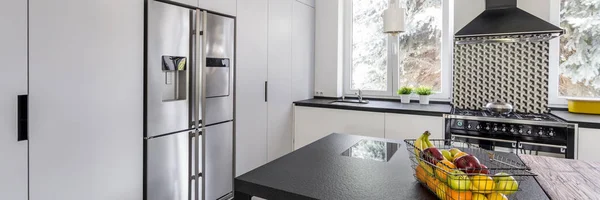 Сучасна кухня з холодильником і плитою — стокове фото