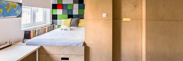 Accogliente camera con armadio in legno — Foto Stock