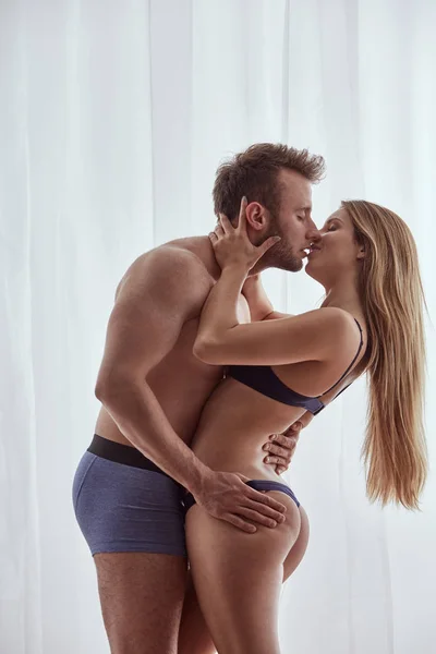 Casal apaixonado beijando e abraçando — Fotografia de Stock