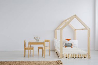 Beyaz, basit çocuk odası