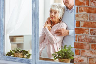 erkek ve kadın kucakladı