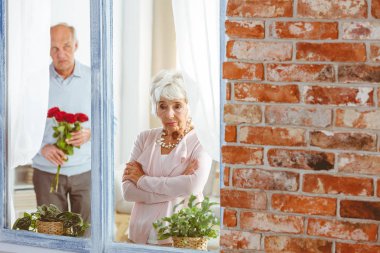 Adam kadına özür dilemeyi