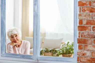 Pencerenin kenarında düşünce kayıp kadın
