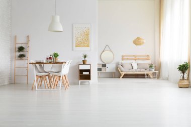 Büyük, beyaz çatı alanı