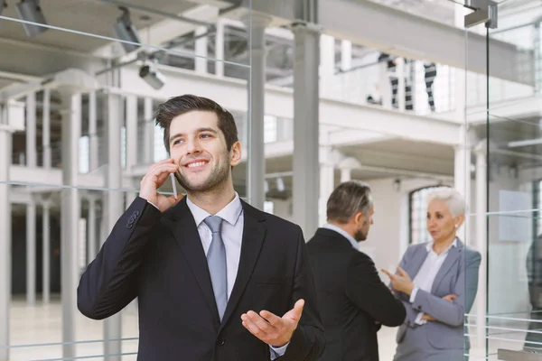 Empresário ao telefone — Fotografia de Stock